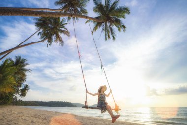 Koh Kood adasında Swing yapan Asyalı kız.