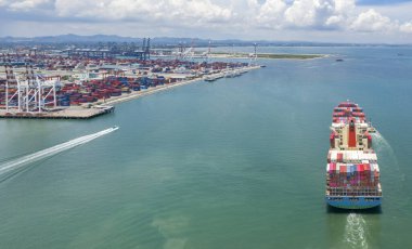 Tayland limanında konteyner gemileri