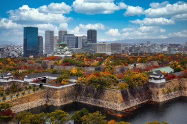 Osaka şehri ve Osaka şatosunun en üst görüntüsünden şehir manzarası 