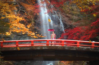 Minoh şelalesindeki kırmızı köprü.