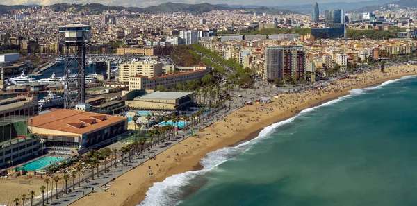 Luftaufnahme von Barcelona aus dem Mittelmeer — Stockfoto