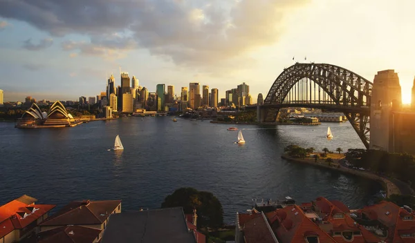 Вид на гавань Сиднея с городом и мостом на закате солнца — стоковое фото