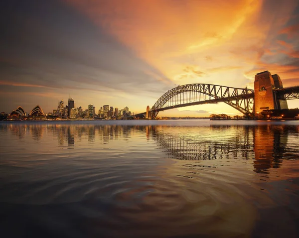 Kilátás pont Sydney kikötő város és híd naplementekor — Stock Fotó