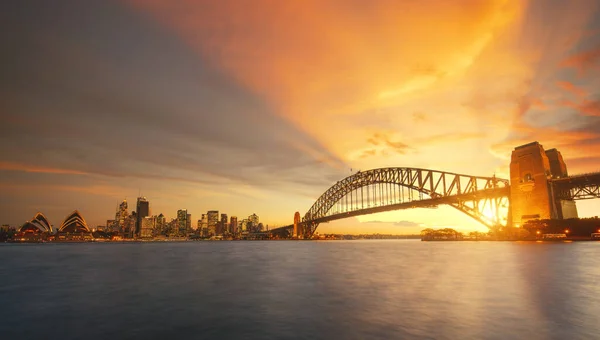 Kilátás pont Sydney kikötő város és híd naplementekor — Stock Fotó