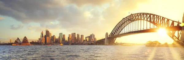 Point de vue du port de Sydney avec ville et pont au coucher du soleil — Photo