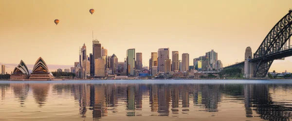 Ponto de vista do porto de Sydney com cidade e ponte na hora do pôr do sol — Fotografia de Stock