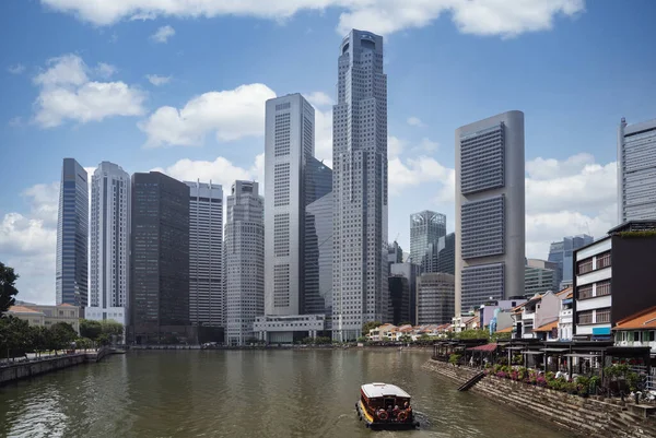 Singapoer şehrinde geleneksel turizm teknesi — Stok fotoğraf