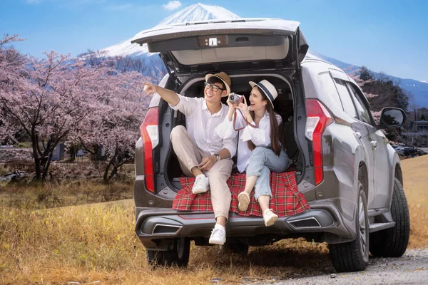Asiático casal viagem Fuji montanha por suv carro — Fotografia de Stock