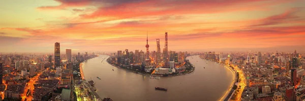 Twilight shot com o horizonte de Xangai e o rio Huangpu — Fotografia de Stock