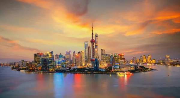 Twilight shot com o horizonte de Xangai e o rio Huangpu — Fotografia de Stock