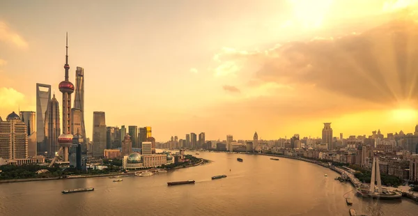 Sunset idő shanghai város folyóval és épület háttér — Stock Fotó