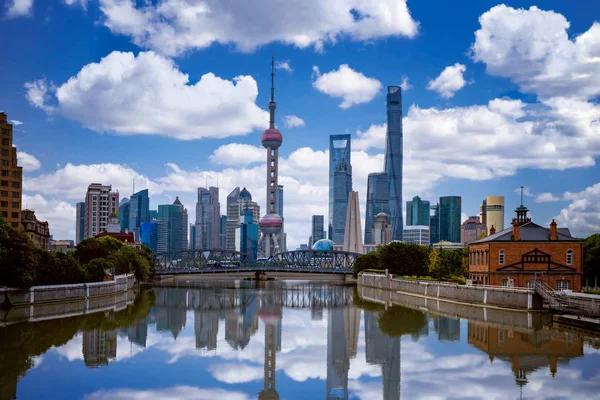 Shanghai skyline with historical Waibaidu bridge — Stock Photo, Image