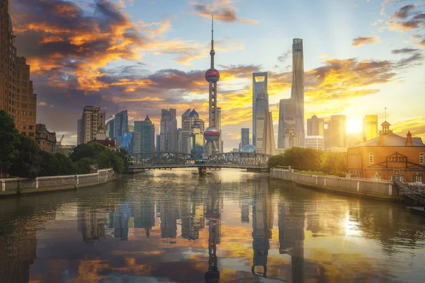 Morning time in shanghai city with bridge and building backgroun — Stock Photo, Image