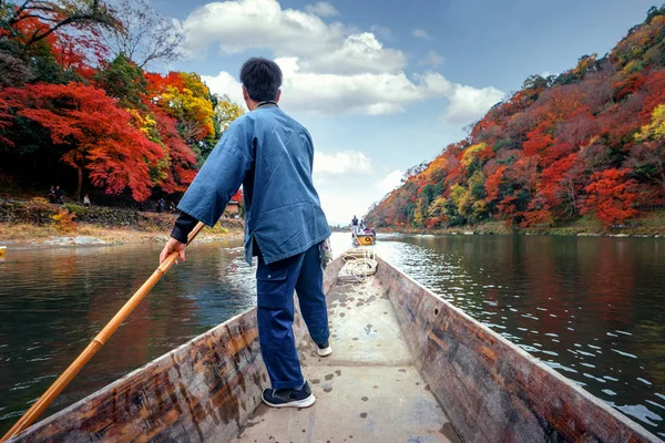 Serviço de táxi de barco no rio arashiyama com fundo de outono — Fotografia de Stock