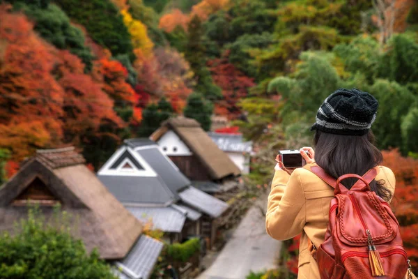 Gezgin kız, geleneksel Japon kulübesi için bir fotoğraf çek. — Stok fotoğraf