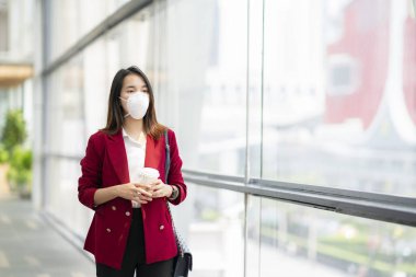 Asyalı kız, Bangkok 'ta Başbakan 2.5 ve Corona virüsü veya Covic 19' u önlemek için koruma maskesi kullanıyor..
