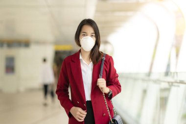 Asyalı kız, Bangkok 'ta Pm 2.5 ve Corona virüslerini veya kovic 19' u önlemek için koruma maskesi kullanıyor..