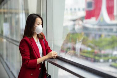 Asyalı kız, Bangkok 'ta Başbakan 2.5 ve Corona virüsü veya Covic 19' u önlemek için koruma maskesi kullanıyor..