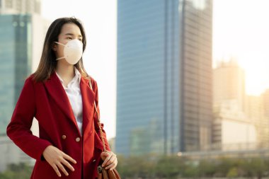 Asyalı kız tren istasyonunda Pm 2.5 ve Corona virüslerini veya covic 19 'u önlemek için koruyucu maske kullanıyor
