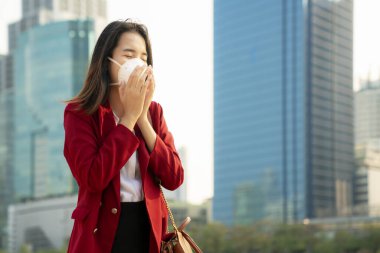 Asyalı kız tren istasyonunda Pm 2.5 ve Corona virüslerini veya covic 19 'u önlemek için koruyucu maske kullanıyor