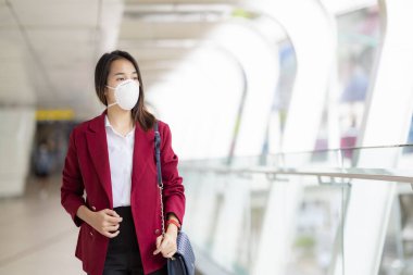 Asyalı kız tren istasyonunda Pm 2.5 ve Corona virüslerini veya covic 19 'u önlemek için koruyucu maske kullanıyor