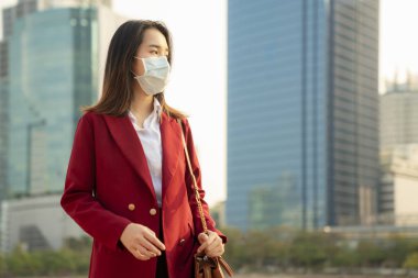 Asyalı kız tren istasyonunda Pm 2.5 ve Corona virüslerini veya covic 19 'u önlemek için koruyucu maske kullanıyor