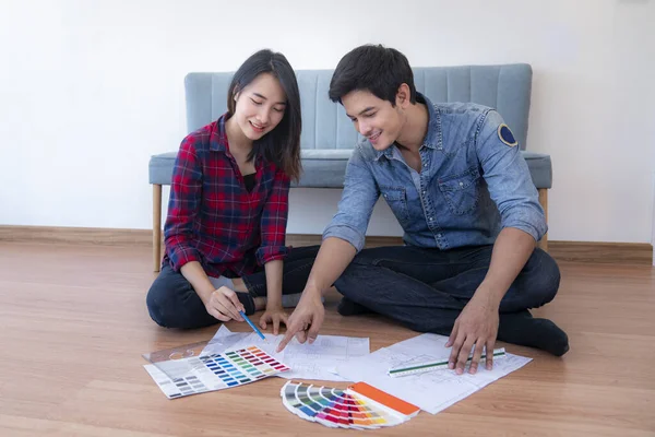 Joven Feliz Pareja Sonriente Elegir Colores Para Pintar Casa Esta — Foto de Stock