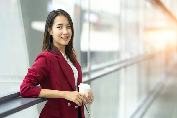 Young Office Worker Girl Holding Hot Espresso Paper Cup Leisurely — Stock Photo, Image