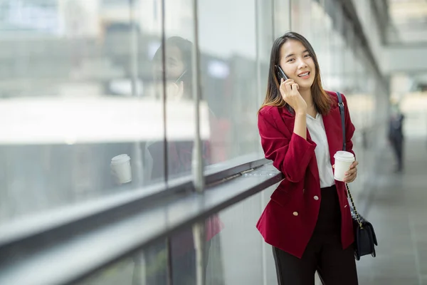Азійська Дівчина Розслабляється Випивши Каву Телефонує Свого Клієнта Смарт Телефоном — стокове фото