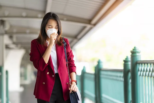 アジアの女の子は 電車の駅でPm 5とコロナウイルスやCovic 19を防ぐために保護マスクを使用しています — ストック写真