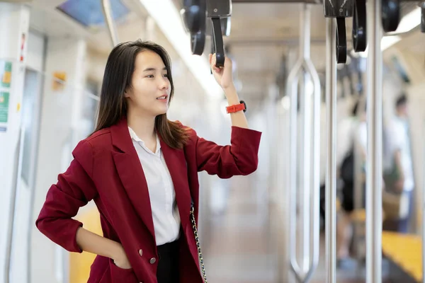 Asiatico Signora Stand Treno Andare Suo Ufficio Lavoro Treno Stazione — Foto Stock