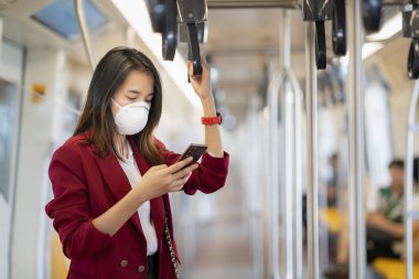 Asyalı kız tren istasyonunda Pm 2.5 ve Corona virüslerini veya covic 19 'u önlemek için koruyucu maske kullanıyor