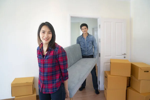 Couple Asiatique Portant Canapé Dans Une Nouvelle Maison Jour Déménagement — Photo