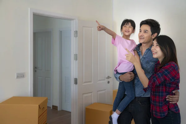 Šťastná Asijská Rodina Lepenkovou Krabicí Novém Domě Den Stěhování — Stock fotografie