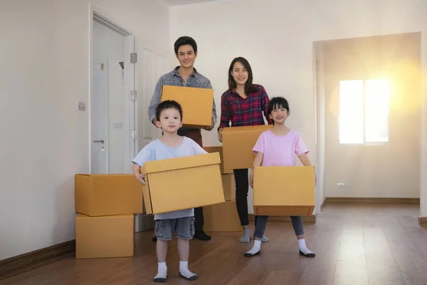 Heureuse Famille Asiatique Avec Des Boîtes Carton Dans Une Nouvelle — Photo