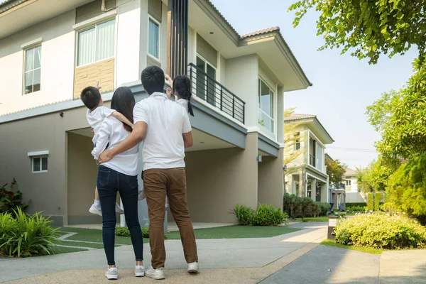 Vackert Familjeporträtt Leende Utanför Sitt Nya Hus Med Solnedgång Detta — Stockfoto