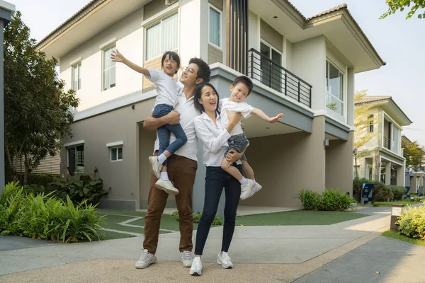 Prachtig Familieportret Glimlachend Buiten Hun Nieuwe Huis Met Zonsondergang Deze — Stockfoto