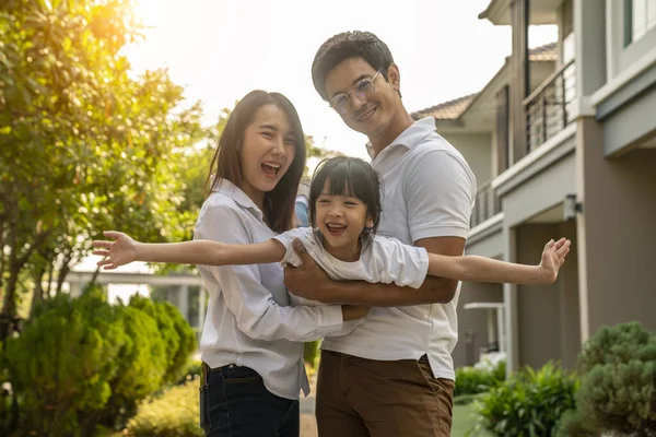 Hermoso Retrato Familiar Sonriendo Fuera Nueva Casa Con Puesta Sol —  Fotos de Stock