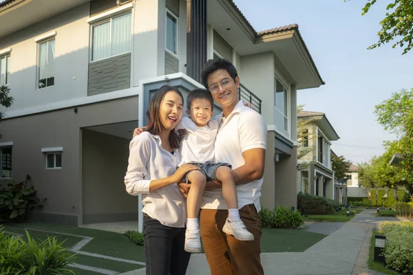 Bellissimo Ritratto Famiglia Sorridente Fuori Dalla Loro Nuova Casa Con — Foto Stock