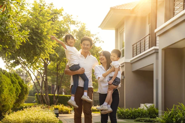 Retrato Família Bonita Sorrindo Fora Sua Nova Casa Com Pôr — Fotografia de Stock