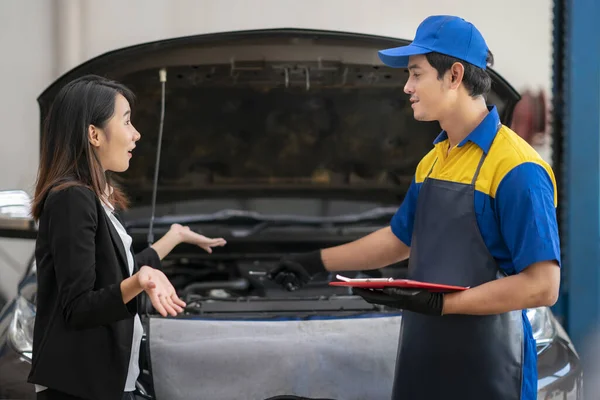 Asiático Hombre Mecánico Mujer Cliente Discutir Reparaciones Hecho Vehículo — Foto de Stock