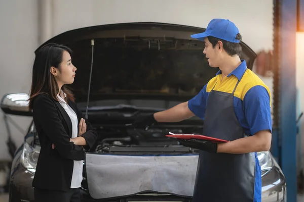 Asiático Hombre Mecánico Mujer Cliente Discutir Reparaciones Hecho Vehículo — Foto de Stock