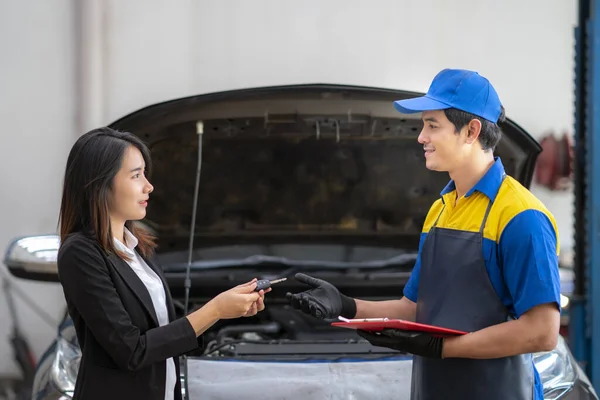 Asiático Hombre Mecánico Mujer Cliente Discutir Reparaciones Hecho Vehículo — Foto de Stock