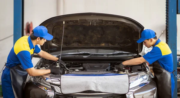 Mužský Mechanik Pomocí Zásuvkového Klíče Při Práci Automobilovém Motoru Workshó — Stock fotografie