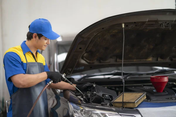 Mecánico Automático Que Usa Guantes Trabajo Protectores Que Sostienen Filtro — Foto de Stock