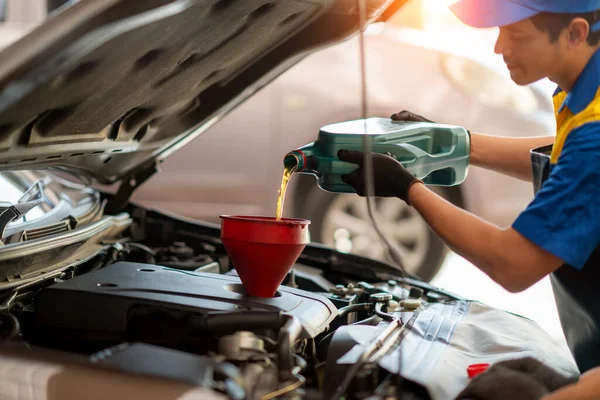 Lití Oleje Automobilového Motoru Mechanik Nalévání Oleje Auta Opravárenské Garáži — Stock fotografie