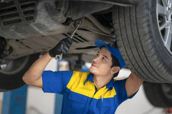 Asijský Pracovník Uniformě Pracující Auto Mechanik Pracující Automobilovém Motoru Mechanice — Stock fotografie