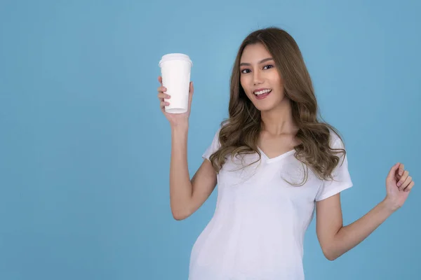 Sonriente Asiática Joven Mujer Vistiendo Blanco Camiseta Pie Aislado Sobre — Foto de Stock