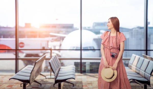 Ταξιδιωτικός Τουρίστας Στέκεται Αποσκευές Βλέποντας Ηλιοβασίλεμα Στο Παράθυρο Του Αεροδρομίου — Φωτογραφία Αρχείου