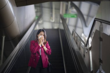 Asyalı kız, Bangkok 'ta Pm 2.5 ve Corona virüslerini veya kovic 19' u önlemek için koruma maskesi kullanıyor..